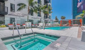 Modern 1BR Apartment with Pool, Hot Tub and Gym Access 10mins to Universal Studios