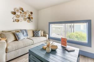 Less Than half Mi to The Strand Historic Galveston Apt!