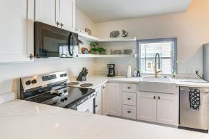 Less Than half Mi to The Strand Historic Galveston Apt!