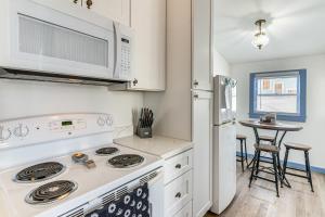 1 Mi to Pleasure Pier Golden-Age Getaway!