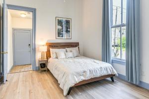 1 Mi to Pleasure Pier Golden-Age Getaway!