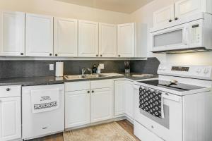 Historic Escape Walk to The Strand Galleries!