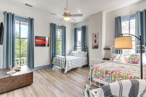 Walk to Strand District: Historic Galveston Home