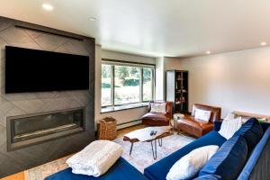 Snowflake Peak 8 Retreat Ski-InandOut and Trailhead