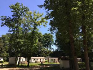 Maisons de vacances Bungalow confortable a Saint-Cheron avec piscine : photos des chambres