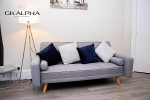 Modern 2-Bed Apartment with Wi-Fi & Parking Near Royal Berkshire Hospital & Reading Station