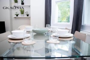 Modern 2-Bed Apartment with Wi-Fi & Parking Near Royal Berkshire Hospital & Reading Station