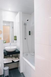 Hotels Logis Hotel la Grassinais Saint-Malo : Chambre Triple Confort