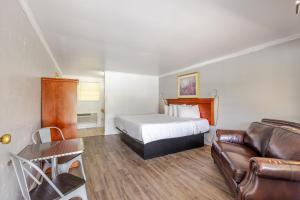 King Studio with Sofa Bed room in Qualla Cabins and Motel