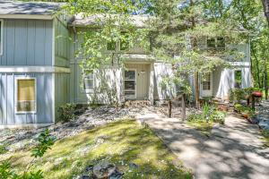 Walk to Lake DeSoto Home with Hot Tub Access!