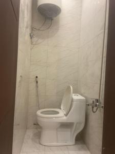 غرفة وحمام مفروشة