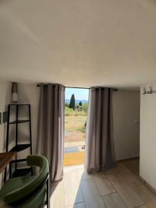 Maisons de vacances Petite maison en pleine nature a 10 km des plage de Cannes : photos des chambres