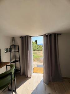 Maisons de vacances Petite maison en pleine nature a 10 km des plage de Cannes : photos des chambres