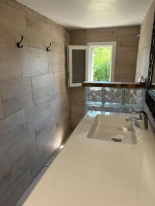 Maisons de vacances Petite maison en pleine nature a 10 km des plage de Cannes : photos des chambres