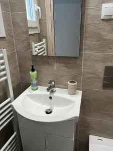 Delou-M 27 01 Deluxe Apartments