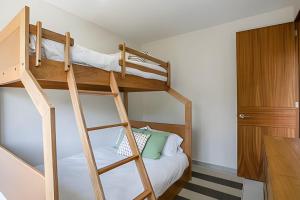 Amoara BuceriasRoof to pool