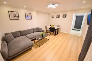 Libra Apartment - Two Bedrooms - 5 Guests - Next To Cismigiu Gardens