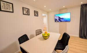 Libra Apartment - Two Bedrooms - 5 Guests - Next To Cismigiu Gardens