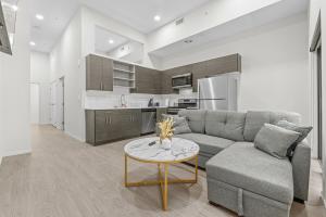 Luxury Condo l DT l Playhouse Square l Sofa Bed