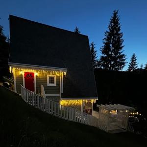 Двоповерховий апартамент у котеджі FREEMAN-4b з альтанкою та грилем - вздовж ділянки маленька річка