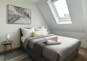 Prime Location! Cozy Stay by Riverside,Tube, Shops