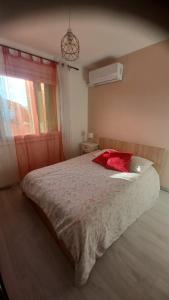 Proche Sanary, grand appartement lumineux dans villa, 3 CH avec terrasse et jardin , climatisé SIX FOURS LES PLAGES 300m de la mer