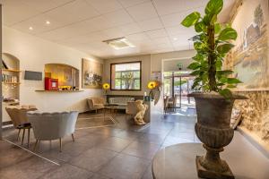 Hotels Logis Hotel Restaurant Le Cours : photos des chambres