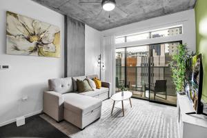 Centric 2BR In HEART of DTPHX Free Garage Parking