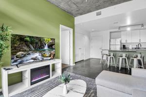 Centric 2BR In HEART of DTPHX Free Garage Parking