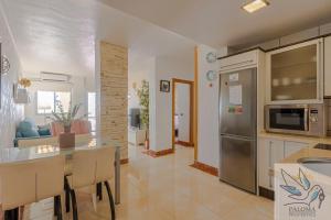 Benal Beach deluxe apartment with panoramic sea views