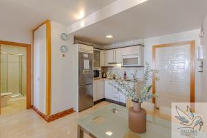 Benal Beach deluxe apartment with panoramic sea views