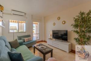 Benal Beach deluxe apartment with panoramic sea views