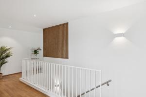 COMFORT HOMES - Premium Apartments - 15 Lucerne - Washer & Dryer - Public Transport - Parking