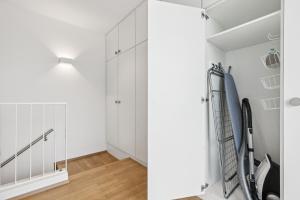 COMFORT HOMES - Premium Apartments - 15 Lucerne - Washer & Dryer - Public Transport - Parking