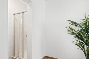 COMFORT HOMES - Premium Apartments - 15 Lucerne - Washer & Dryer - Public Transport - Parking