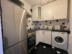 Plac Zawiszy by VAYA STAYS