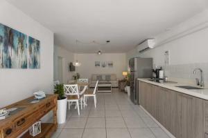 WLR3 - 1BR near Palm Beach - White Lotus Retreat - 3hvězdičkové hotely ve městě Palm-Eagle Beach