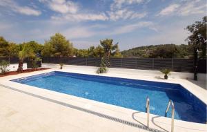 Cozy Home In Rogac With Sauna