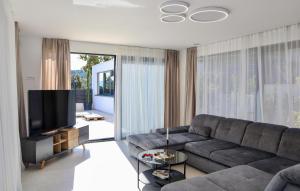 Cozy Home In Rogac With Sauna 