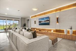 8 Bedrooms 6 Bathrooms Windsor Cay 15803Cc