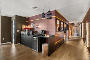 8 Bedrooms 6 Bathrooms Windsor Cay 15803Cc