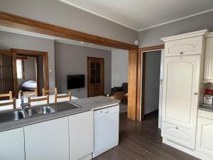 Centrally located house for six