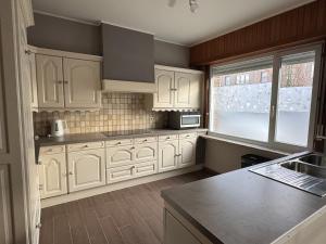 Centrally located house for six