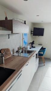 Appartements Quiet Studio with Private Parking : photos des chambres