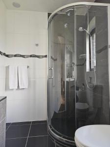 Fuchsia Lodge - New Luxury 5* Beachside Lodge with Sauna - 4 beds ensuite - Spectacular Location