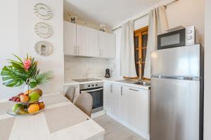 Stylish design w ocean & pool view, King size bed, Wifi,2 Smart Tv, street parking, 2 pools access