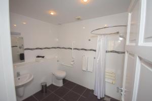 Fuchsia Lodge - New Luxury 5* Beachside Lodge with Sauna - 4 beds ensuite - Spectacular Location