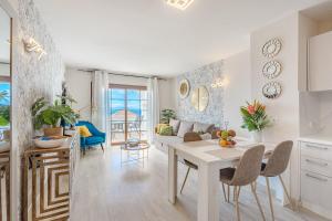 Stylish design w ocean & pool view, King size bed, Wifi,2 Smart Tv, street parking, 2 pools access