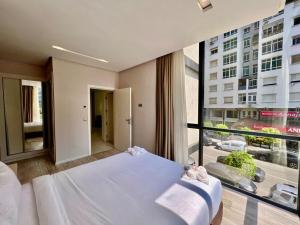 Coastal Emerald Stay - 2 BR with Balcony