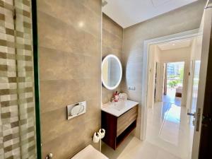 Coastal Emerald Stay - 2 BR with Balcony